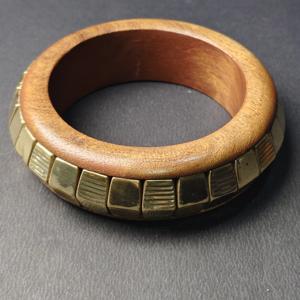 กำไลข้อมือไม้โรสวูดขัดเงาด้วยมือ พร้อมตกแต่งด้วยบล็อกทองเหลืองลายริ้ว – กำไลข้อมือดีไซน์โดดเด่นจากวัสดุผสม – สไตล์ชาติพันธุ์ - Product Image 3