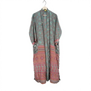 Kimono vintage en soie florale, robe indienne faite à la main pour femme, douce, respirante, thermique, pour la plage ou les fêtes, avec cordon de serrage, idéal comme cadeau - Product Image 1