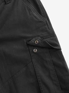 Pantalones cargo de estilo urbano diseñados con tela de alta calidad, cintura elástica, bolsillos laterales con solapa y corte holgado para un look urbano. - Product Image 5