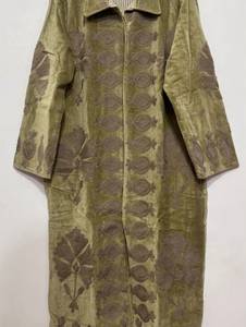 Manteau long en velours vert sauge fait main sur mesure avec applique motif grenade olive brun ton sur ton - Product Image 3