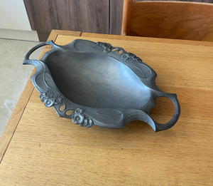 Flora’s Grace - Bandeja Floral Art Nouveau de Peltre con Acabado Antiguo, Centro de Mesa Ovalado de Metal, Plato Decorativo Clara’s Garden en Peltre y Metal Antiguo - Product Image 1