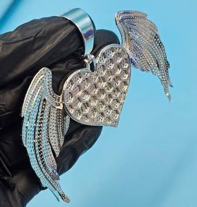 จี้รูปหัวใจปีกนางฟ้าประดับเพชรโมอิสซาไนต์แบบกำหนดเอง จี้สลักชื่อ จี้ฮิปฮอป จี้แฟชั่นแร็ปเปอร์ จี้บลิงๆ - Product Image 5