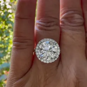 Anillo de Compromiso Clásico Vintage con Halo de Moissanita de Corte Redondo de 4.95 TCW, Plata de Ley con Baño de Rodio, Engaste de Garras, para Mujer - Product Image 4