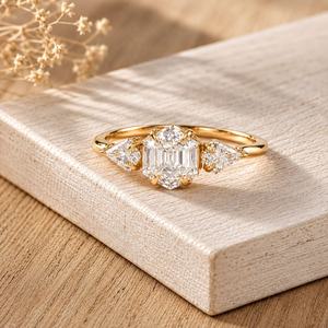 Anillo de Compromiso con 3 Diamantes Cultivados en Laboratorio, Corte Hexagonal y en Forma de Cometa, Oro Sólido de 10K, 14K, 18K, Diseño de Joyería Fina, Certificado IGI E VVS - Product Image 2