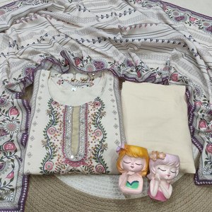 Estos impresionantes conjuntos étnicos están hechos con tela Maslin de primera calidad, conocida por su textura suave como la mantequilla y su brillo natural. - Product Image 6