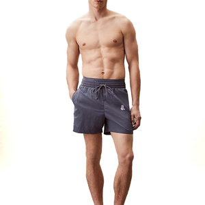 Calvin Klein - Shorts de Baño para Hombre, Color Azul Marino, 100% Poliéster, Secado Rápido, con Cordón Ajustable, Bolsillos y Logotipo Frontal - Product Image 2