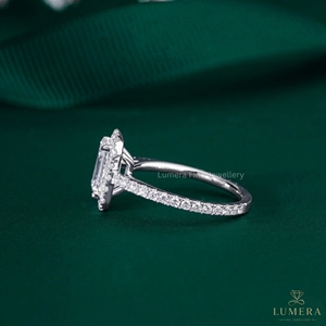 Anillo de Compromiso Clásico con Moissanita Corte Esmeralda Certificada por IGI, con Banda Pavé y Engaste Halo para Mujer en Oro de 9K, 10K, 14K y 18K - Product Image 2