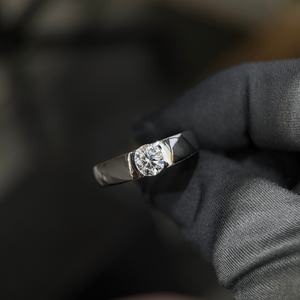 แหวนเพชรเม็ดเดี่ยวทรงกลม 1 กะรัต ทอง 14K คุณภาพ E VVS2 เพชรเลี้ยงในห้องปฏิบัติการ ฝังแบบ Tension Set ได้รับการรับรองจาก IGI - Product Image 5