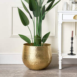 Jardinières au design Art Déco martelé, écologiques, durables, en acier inoxydable, pour la décoration intérieure et les mariages - Product Image 1