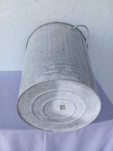 <b>Large</b> galvanized steel waste <b>bin</b> in a rustic, industrial style, with a lid, decorative. - Product Image 2