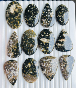 Venta al por mayor de joyería AMAN GEMS: Gemas sueltas de cuarzo natural marino, cabujón pulido, talla cojín, tamaño mixto, cristal curativo, de colores. - Product Image 4