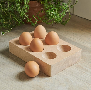 Bandeja para huevos de madera maciza, ideal para mercados, cafeterías o cocinas domésticas, que aporta un toque de artesanía natural. - Product Image 3