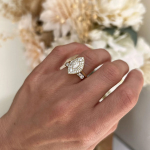 Anillo de Compromiso de Oro Amarillo de 14K con Diamante Cultivado en Laboratorio, Corte Marquesa, Estilo Art Deco - Product Image 4