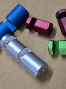 Eje cilíndrico laminado de latón y acero inoxidable con rosca hembra, mecanizado por electroerosión por hilo CNC, suministro de fábrica personalizado - Product Image 3