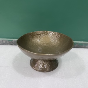 Plateau de design artisanal moderne en aluminium avec finition dorée, design multi-usages et revêtement élégant - Product Image 6