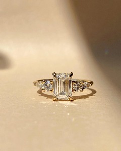 Élégante bague de fiançailles solitaire en or jaune 14 carats avec moissanite taille émeraude 2.90 TC et accents poire et ronds, bande de 1.8MM - Product Image 1
