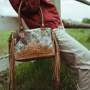 กระเป๋าโท้ทหนังวัวแท้ลายขนตะวันตก พร้อมแผ่นหนังลายฉลุและพู่ห้อย |   กระเป๋าถือหนังวัวทำมือสำหรับผู้หญิง - Product Image 1