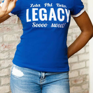 Camiseta Zeta Legacy Chenille Azul con Letras Blancas, Ropa de Sororidad, Algodón, Vida Universitaria Griega, Top Bordado Legacy para Mujer - Product Image 5