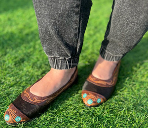 รองเท้าหนังวัวแท้แบบปิดปลายเท้าสำหรับผู้หญิงลายดอกไม้ตะวันตกทำด้วยมือมีสไตล์วินเทจใหม่ - Product Image 4