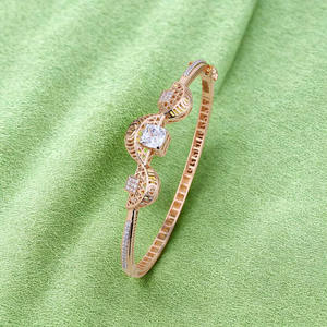 Bracelet de luxe en filigrane ondulé, poli miroir, orné de diamants, bijou statement pour femme, élégant, en moissanite et or rose - Product Image 3