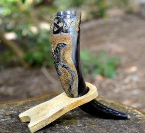 Gobelet en corne de buffle, accessoire pour boissons fabriqué artisanallement, avec une finition lisse et une prise en main confortable - Product Image 2