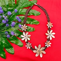 Collier Bijou Fantaisie Coquillage de Tahiti avec 7 Fleurs en Nacre Tiare et Coquillage Conque sur Cordon Tressé