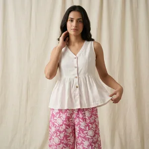 Conjunto de Dos Piezas Casual de Verano para Mujer, Top Peplum sin Mangas con Cuello en V de Algodón Blanco y Pantalones Anchos con Estampado Floral Rosa - Product Image 4