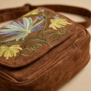 Kashmiri crewel กระเป๋าสลิงปักลาย-หนังนิ่มสีน้ำตาลดอกบัวสีน้ำเงินและดอกเบญจมาศสีเหลือง - Product Image 3