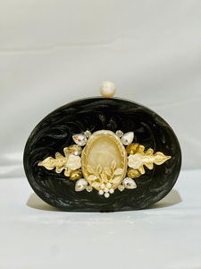 Pochette de luxe en résine pour mariages et fêtes, avec poignée en laiton, fabriquée à la main en résine - Product Image 3