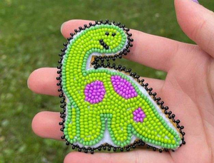 Broche élégante de créateur brodée de perles, faite à la main, en cristal et perles florales, pour cadeau de mode et tenue de soirée - Product Image 3