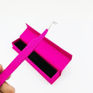 Pinzas para Pestañas de Punta Larga, Color Rosa Intenso, Recubrimiento en Polvo, Agarre Cómodo, Acero Inoxidable Sostenible, Antiestático, Cuidado Personal - Product Image 1