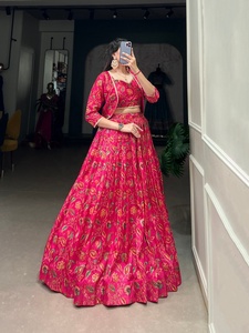 Abbraccia la tradizione con un tocco di eleganza in questo Lehenga da sposa in seta Tasar con stampa floreale. - Product Image 4