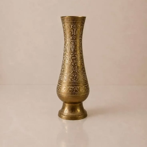 Vase antique texturé en cuivre et laiton, orné d'un motif en applique 3D doré représentant des feuilles et des fleurs sur le devant, disponible à prix de gros. - Product Image 2