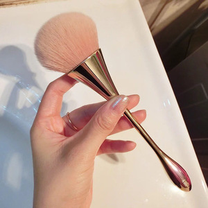 Brocha de Maquillaje Grande Tipo Abanico, con Cerdas Suaves de Fibra Sintética, Mango en Forma de Reloj de Arena, para Polvo Facial, Rubor e Iluminador - Product Image 3