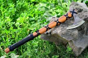 Hacha de mano industrial SCL de 22 pulgadas, forjada en acero de alto carbono, con cabeza de tomahawk y mango de madera de fresno, funda de cuero. - Product Image 3