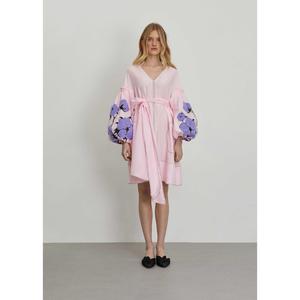 Robe courte en coton rose pour femmes, broderie florale violette, manches bouffantes, col en V, taille nouée, style bohème - Product Image 1