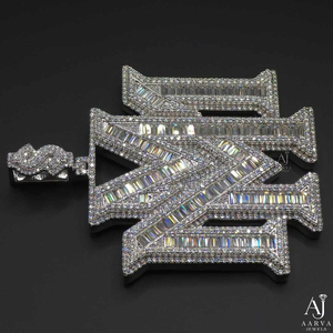 จี้เพชรโมอิสซาไนต์ทรงบาแกตต์แบบฮิปฮอป ตัวอักษรแบบกำหนดเองได้จาก AARVA JEWELS  ทำจากเงินแท้ 925  ประดับเพชรเต็มชิ้น  เหมาะสำหรับผู้ชายและผู้หญิง  ใช้ในงานปาร์ตี้ - Product Image 6