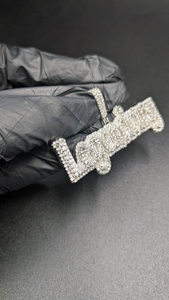 Colgante de Moissanita Personalizado con Nombre, Letra Escrita Estilo Iced Out, Joyería de Lujo Hip Hop de Alta Gama - Product Image 3
