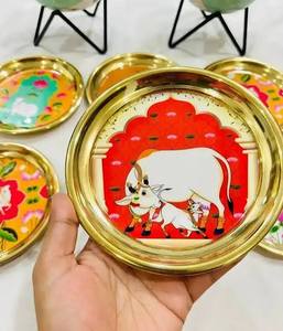 Assiette décorative en métal peinte à la main, design de vache de dessin animé rond, style chinois traditionnel, cadeau fait main - Product Image 1