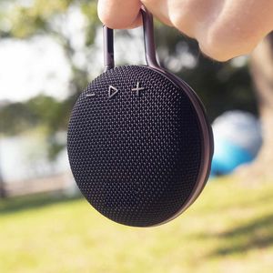 Altavoz Portátil de Metal Resistente al Agua, Color Negro, 10 Horas de Reproducción, Salida de 100-300W, Batería de 1000-2000mAh, Cancelación de Ruido - Product Image 3