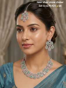 Parure de bijoux de luxe vintage en alliage plaqué or avec perles et Kundan, comprenant collier ras-du-cou, boucles d'oreilles et Maang Tikka, idéale pour fiançailles et mariage, dernière collection - Product Image 4