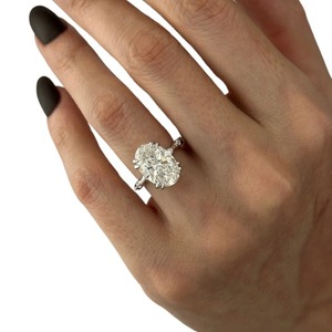 Bague de fiançailles de luxe avec diamant ovale de 5 carats cultivé en laboratoire, halo caché et double griffes en or 14K, 18K ou platine - Product Image 3