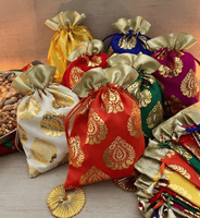 Pochette traditionnelle indienne en soie faite à la main avec cordon de serrage, sac Potli, boucle en anneau, taille personnalisée, faveurs de mariage Haldi Mehndi, Noël