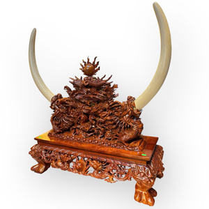 Le prix comprend des sculptures exquises en ivoire représentant quatre créatures mythiques, réalisées à partir d'un seul bloc de bois de Huong. - Product Image 1