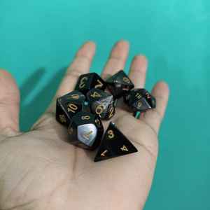 Jeu de dés polyédriques authentiques en polyuréthane noir, 7 pièces, DND Horn pour jeux de table à prix avantageux - Product Image 1