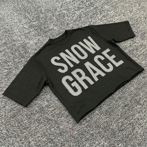 Camiseta Corta Oversize Snow Grace para Hombre, Manga Corta, Cuello Redondo, Estilo Urbano, 100% Algodón, Estampado Frontal Negro, Ecológica y Transpirable - Product Image 3