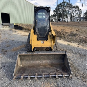 Chargeuse compacte sur chenilles Cat 299D3 durable, conçue pour une chargement rapide, un creusement, un transport et un fonctionnement fluide sur des terrains accidentés. - Product Image 1