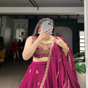 Ensemble Lehenga Choli en tissu Rangoli cousu VASTRA COTTAGE avec broderie de paillettes et de fils, chemisier et dupatta, pour fêtes et mariages - Product Image 2