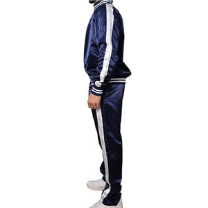 Conjunto deportivo cómodo para hombre al por mayor, con logotipo bordado personalizado, de 2 piezas, con sudadera con capucha y cremallera de nailon satinado y pantalones, para hombre. - Product Image 2