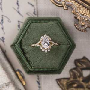 Bague de fiançailles vintage ovale avec halo de diamants : 1,5 carat au total, pavé étoilé, choix de pierre - Product Image 1
